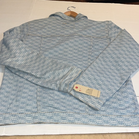 NWT-Levi's-XL-Blue-lightweight Denim trucker Jean Jacket all over print logo. - Picture 2 of 14